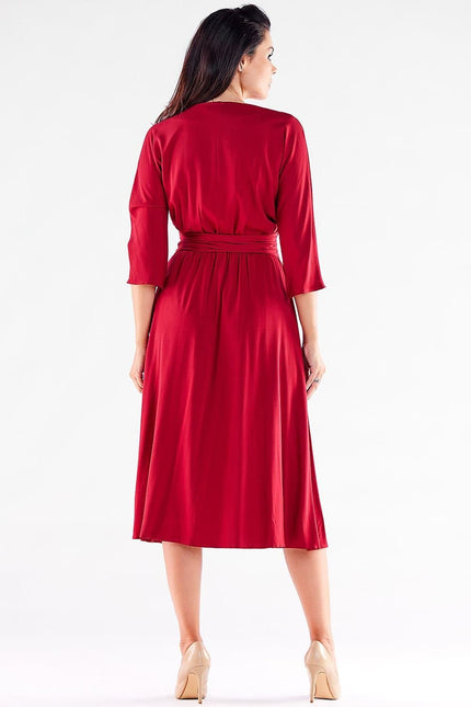 Robe midi rouge élégante à manches longues pour soirée chic, parfaite pour les événements habillés et les cocktails.