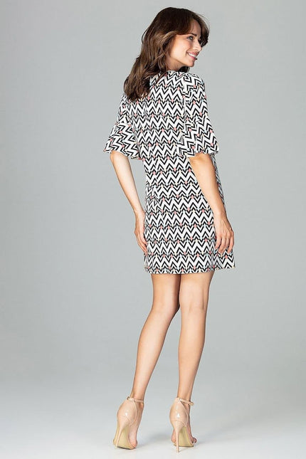 Robe courte noire et blanche à motif zigzag avec manches courtes pour cocktail ou soirée, style chic et moderne.