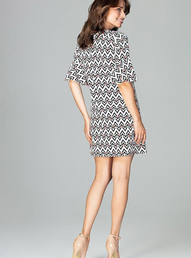 Robe courte noire et blanche à motif zigzag avec manches courtes pour cocktail ou soirée, style chic et moderne.