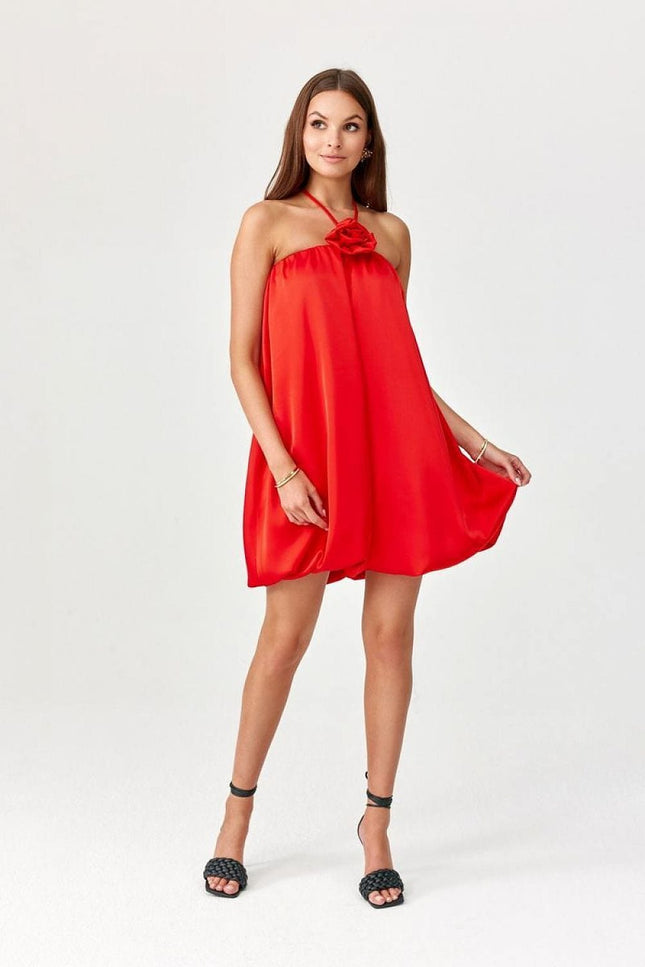 Robe rouge courte sans manches fluide pour soirée d'été ou cocktail, style décontracté et élégant.