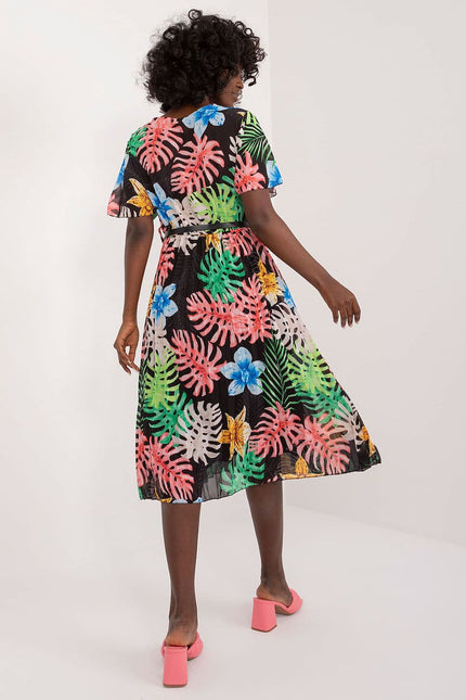 Robe fleurie été midi à manches courtes style casual pour soirée et plage, colorée en noir avec motifs floraux multicolores.