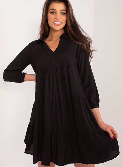 Robe fluide noire pour soirée chic avec manches longues, idéale pour un look élégant et tendance.