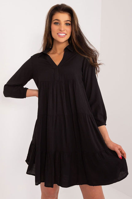 Robe fluide noire pour soirée chic avec manches longues, idéale pour un look élégant et tendance.