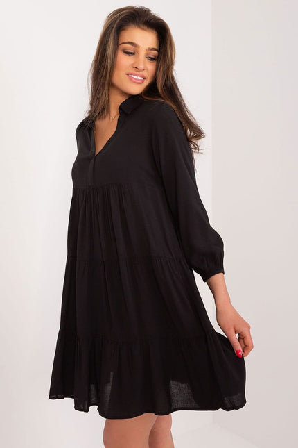 Robe fluide noire idéale pour une soirée chic avec manches longues et coupe décontractée, parfaite pour un look élégant.