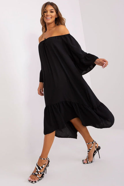 Robe noire soirée épaules dénudées mi-longue fluide femme avec volants pour cocktail et événements.