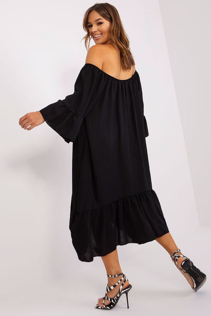 Robe noire soirée chic midi épaules dénudées pour femme, élégante et tendance, parfaite pour cocktail ou événement.