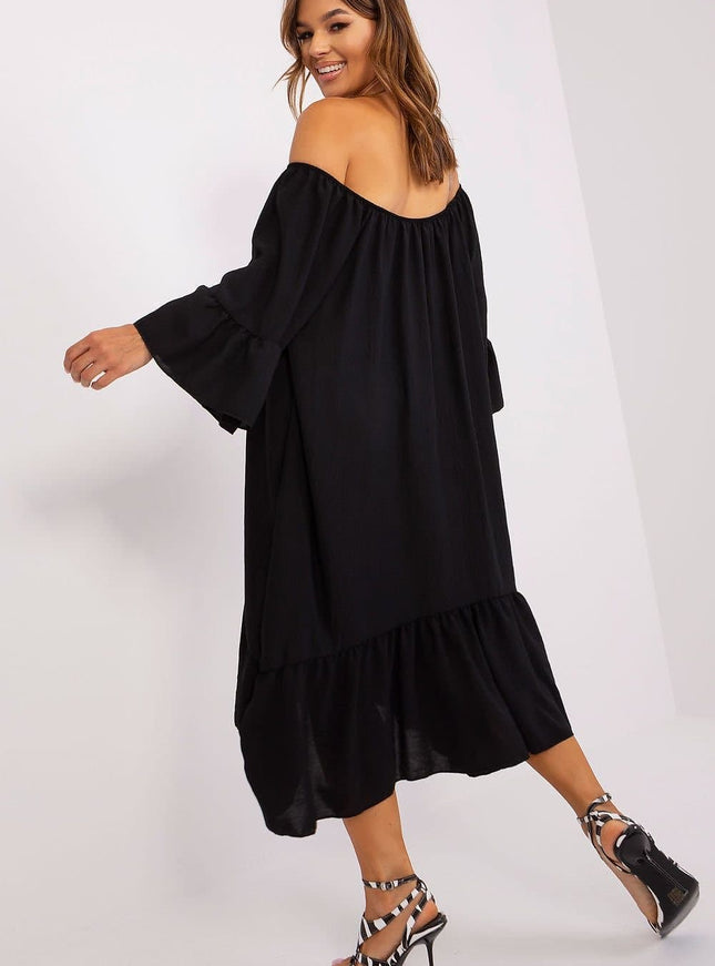 Robe noire soirée chic midi épaules dénudées pour femme, élégante et tendance, parfaite pour cocktail ou événement.