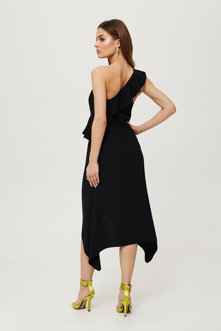 Robe noire asymétrique soirée chic sans manches pour mariage invité, longueur midi élégante et tendance.