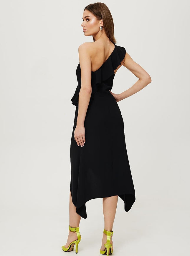 Robe noire asymétrique soirée chic sans manches pour mariage invité, longueur midi élégante et tendance.