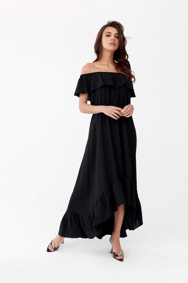 Robe bohème noire midi à épaules dénudées pour soirée chic ou cocktail, avec détail de volants et texture à pois.