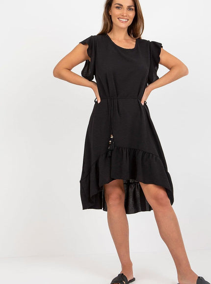 Robe noire casual midi sans manches avec volants et ceinture ajustable pour un look décontracté et tendance.