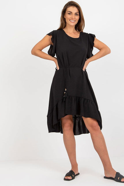 Robe noire casual midi sans manches avec volants et ceinture ajustable pour un look décontracté et tendance.