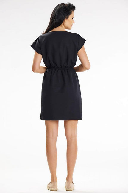 Robe noire casual courte droite avec manches courtes pour un style décontracté et confortable.