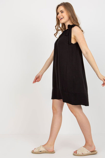 Robe noire casual courte sans manches idéale pour une tenue décontractée quotidienne ou une sortie simple.