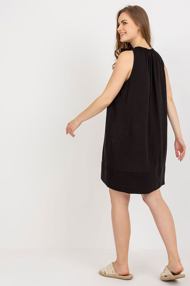 Robe noire casual courte sans manches idéale pour plage ou soirée d'été, style simple et décontracté avec silhouette droite.