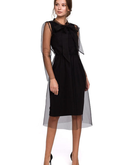 Robe noire chic pour cocktail, style midi avec noeud transparent, parfaite pour soirées élégantes et événements formels.