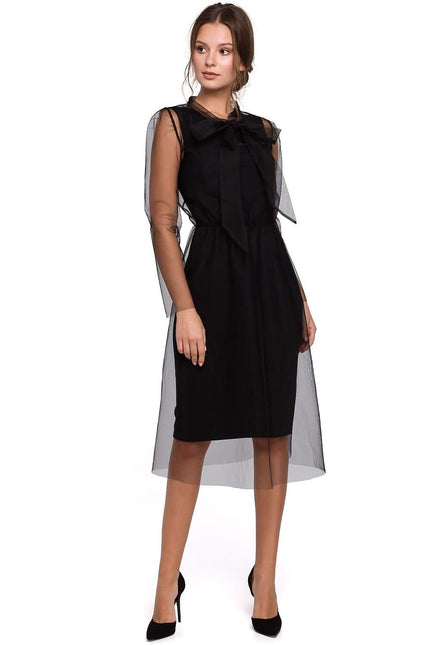 Robe noire chic pour cocktail, style midi avec noeud transparent, parfaite pour soirées élégantes et événements formels.