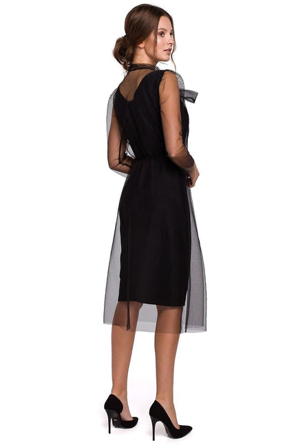 Robe noire chic midi pour cocktail avec manches courtes et silhouette droite, parfaite pour une soirée élégante.