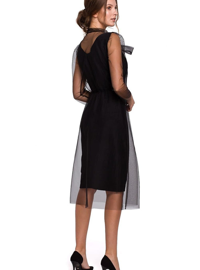 Robe noire chic midi pour cocktail avec manches courtes et silhouette droite, parfaite pour une soirée élégante.