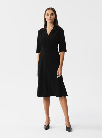 Robe noire chic midi à manches courtes pour soirée cocktail ou événement entreprise, silhouette droite élégante.