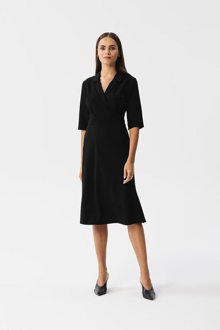 Robe noire chic midi à manches courtes pour soirée cocktail ou événement entreprise, silhouette droite élégante.