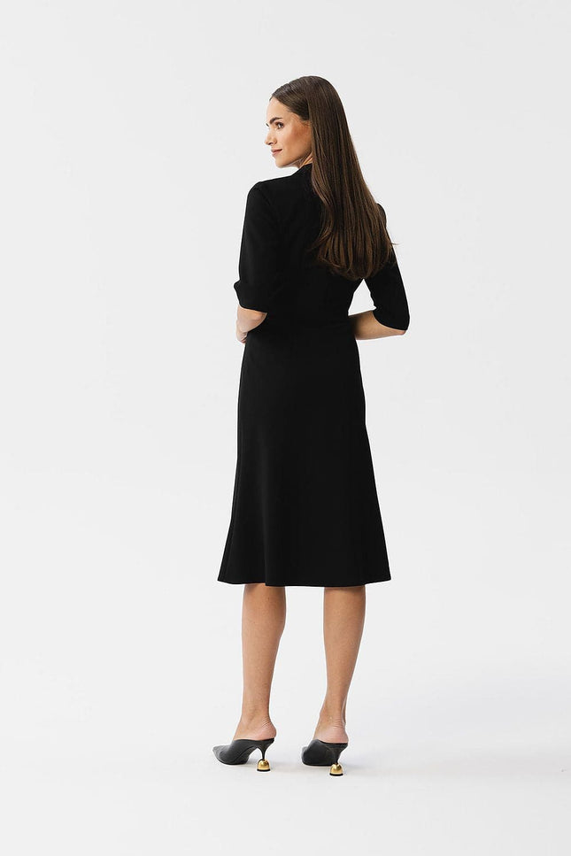 Robe noire chic midi à manches courtes, idéale pour cocktail ou soirée d'entreprise, silhouette droite et élégante.