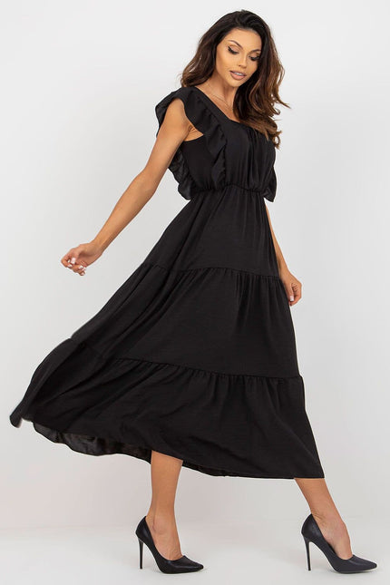 Robe noire chic midi sans manches pour soirée élégante ou cocktail, silhouette trapèze, idéale pour toutes les occasions.