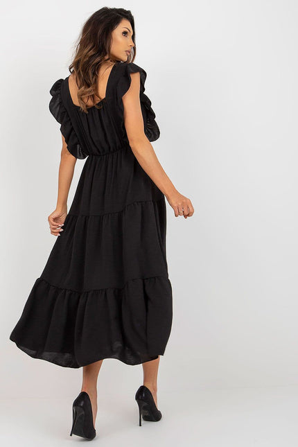 Robe noire chic midi sans manches idéale pour cocktail ou soirée, avec épaules dénudées et silhouette droite.