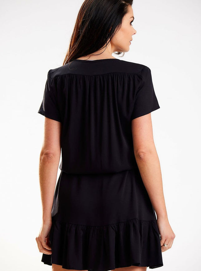 Robe noire courte fluide pour femme, idéale pour soirée simple ou cocktail, avec manches courtes et coupe droite.