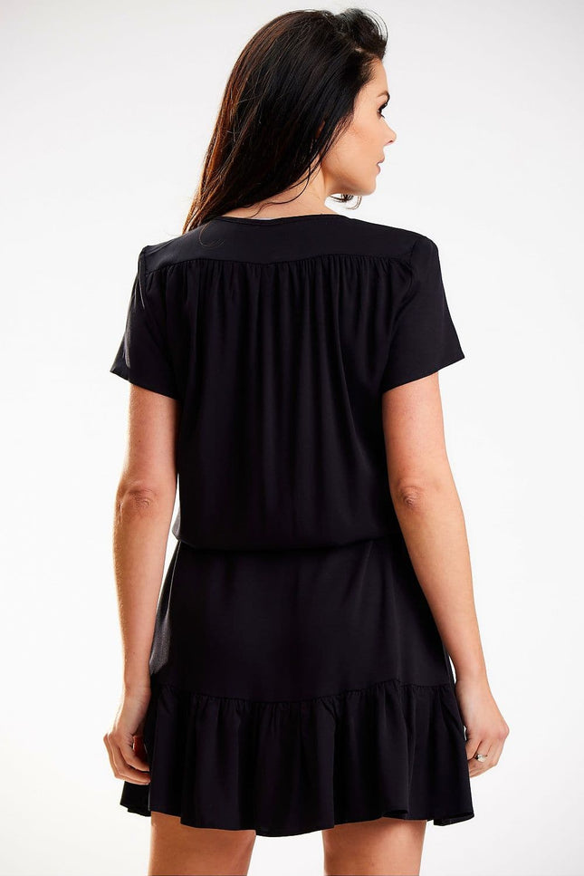 Robe noire courte fluide pour femme, idéale pour soirée simple ou cocktail, avec manches courtes et coupe droite.