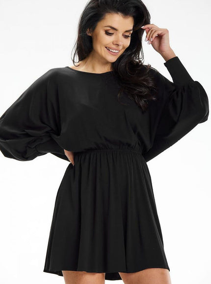 Robe noire soirée manche longue, style chic et simple, coupe courte et évasée, idéale pour cocktail ou évènement.