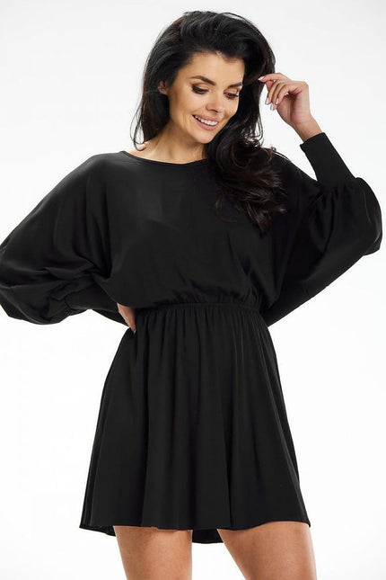 Robe noire soirée manche longue, style chic et simple, coupe courte et évasée, idéale pour cocktail ou évènement.