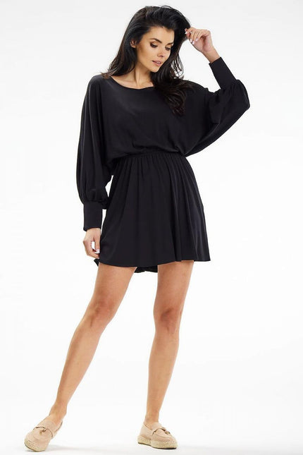 Robe noire soirée manche longue élégante et chic, style décontracté et confortable, idéale pour cocktail ou évènement, silhouette droite et fluide.