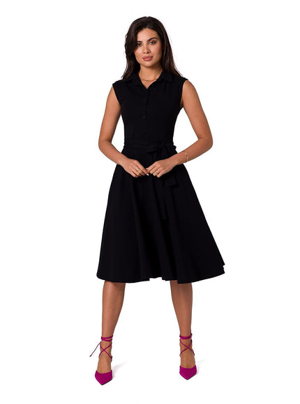 Robe noire simple midi sans manches idéale pour soirée casual ou cocktail, avec nœud à la taille et col chemise.