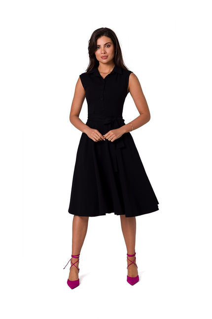 Robe noire simple midi sans manches idéale pour soirée casual ou cocktail, avec nœud à la taille et col chemise.