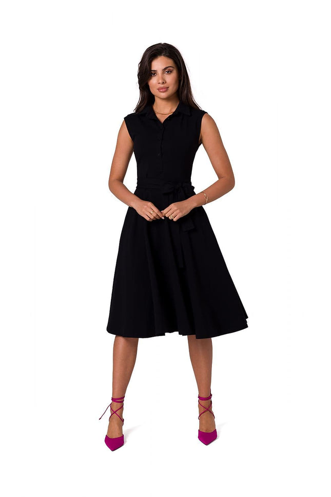 Robe noire simple midi sans manches idéale pour soirée casual ou cocktail, avec nœud à la taille et col chemise.