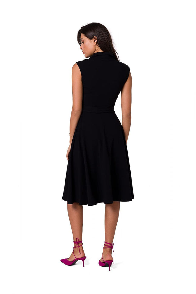 Robe noire simple midi sans manches, idéale pour cocktail ou soirée élégante.