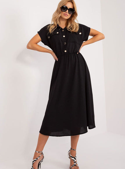 Robe noire midi casual chic avec manches courtes, idéale pour une tenue décontractée élégante au quotidien ou pour les petites soirées.