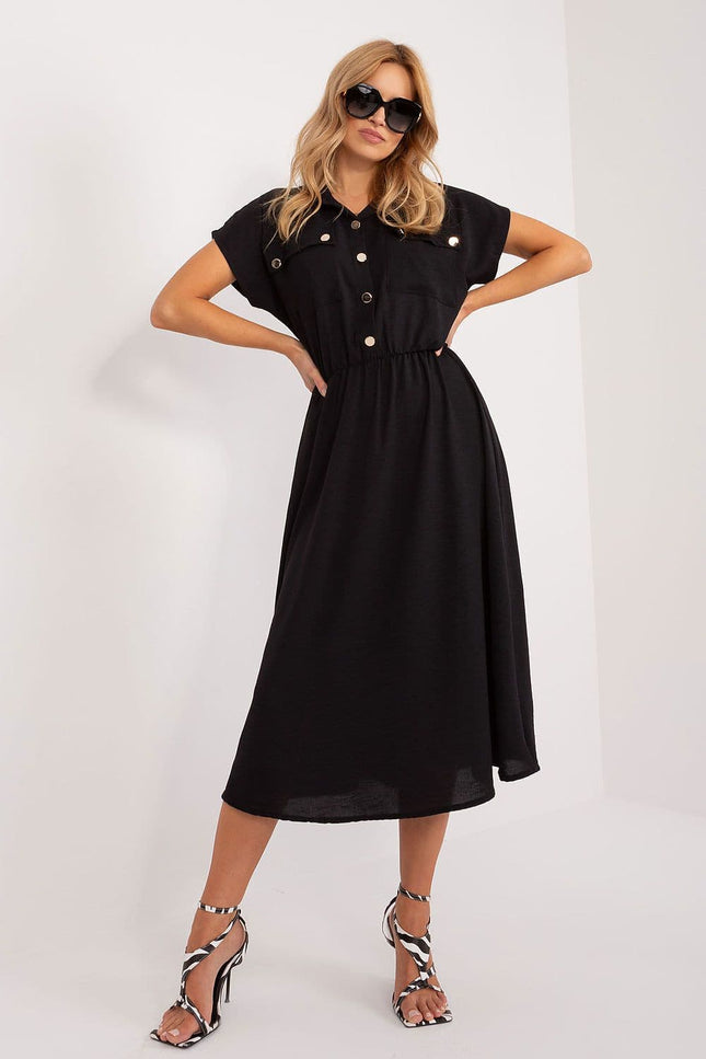 Robe noire midi casual chic avec manches courtes, idéale pour une tenue décontractée élégante au quotidien ou pour les petites soirées.