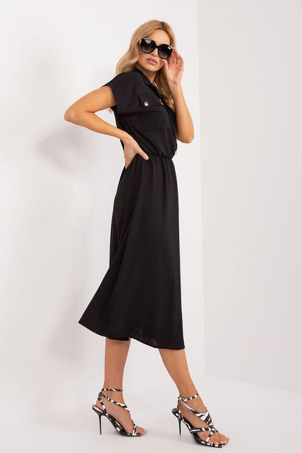 Robe noire midi casual chic avec manches courtes, idéale pour un style décontracté et élégant.