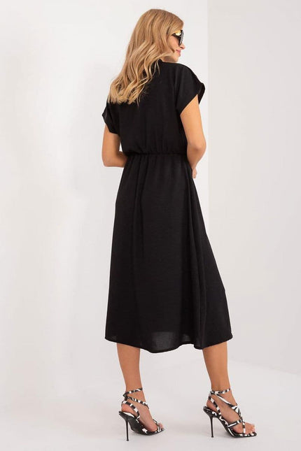 Robe noire midi casual chic avec manches courtes, idéale pour une soirée décontractée ou un événement quotidien.