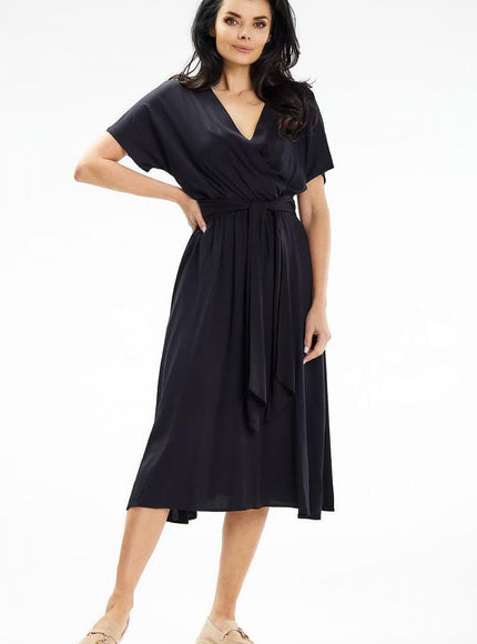 Robe noire midi chic avec manches courtes, idéale pour cocktail ou soirée, silhouette droite et élégante.