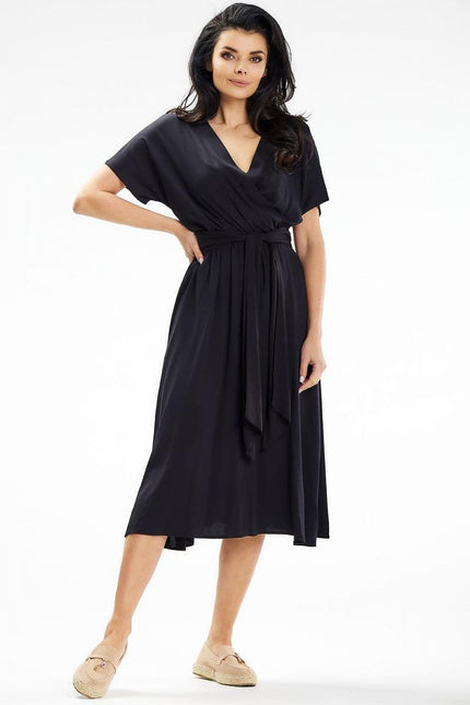 Robe noire midi chic avec manches courtes, idéale pour cocktail ou soirée, silhouette droite et élégante.