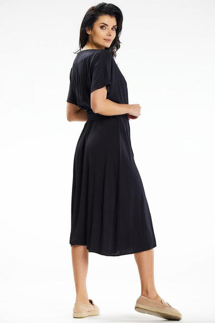 Robe noire midi chic avec manches courtes pour cocktail ou soirée, silhouette droite élégante et confortable.