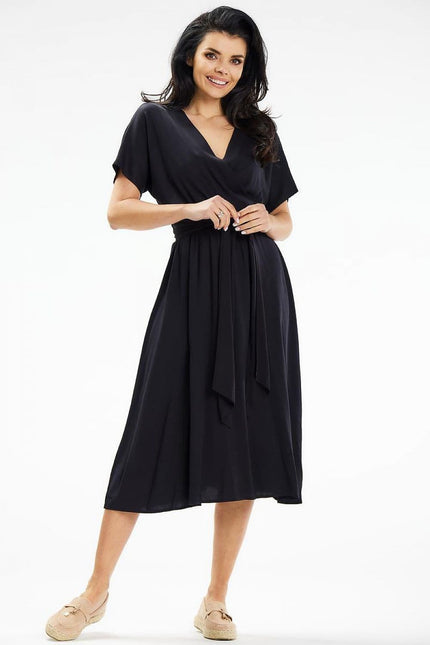 Robe noire midi chic avec manches courtes pour cocktail ou soirée, style épuré et élégant, taille ajustable.