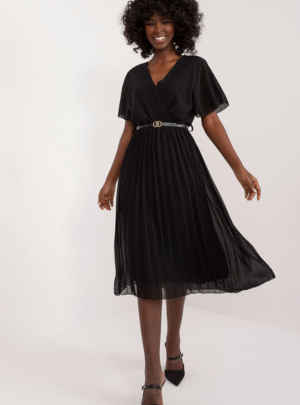 Robe soirée noire midi à manches courtes et ceinture élégante pour cocktail ou événement chic.