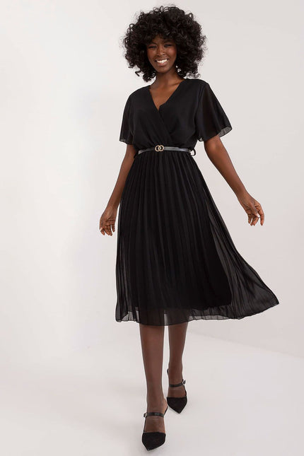 Robe soirée noire midi à manches courtes et ceinture élégante pour cocktail ou événement chic.