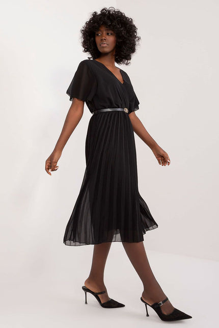 Robe soirée noire midi à manches courtes et ceinture dorée pour un look chic et élégant, idéale pour cocktails ou événements formels.