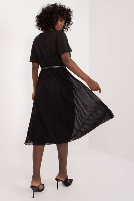 Robe soirée noire midi à manches courtes et ceinture, idéale pour cocktail ou événement chic.