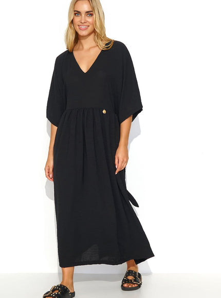 Robe noire midi casual chic avec manches courtes, idéale pour cocktail ou soirée simple, silhouette trapèze confortable.